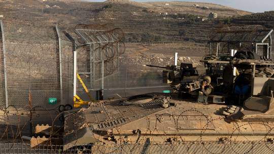 Xe bọc thép Israel di chuyển ở khu vực biên giới Syria hôm 9/12. Ảnh: Amir Levy / Getty Images