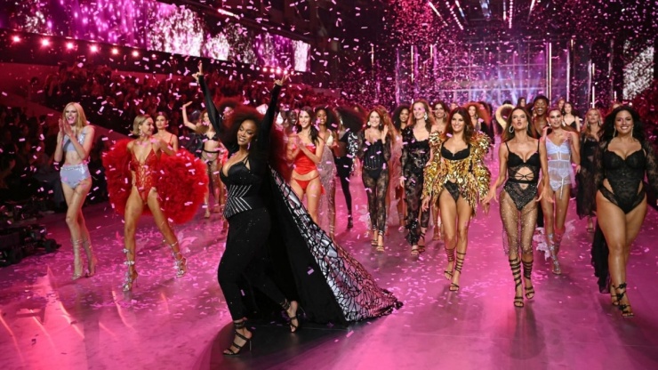 Victoria's Secret Fashion Show trở lại sau gần sáu năm gián đoạn vì vướng nhiều bê bối. Chương trình đưa dàn "thiên thần" nổi tiếng một thời tái xuất, trong đó có Tyra Banks, Adriana Lima, Candice Swanepoel. Bên cạnh gương mặt cũ, lần đầu tiên show mời Kate Moss và Carla Bruni trình diễn. Sự góp mặt của những ngôi sao trẻ được yêu thích như Lisa, Tyla cũng giúp sự kiện được chú ý. Ảnh: Pinterest