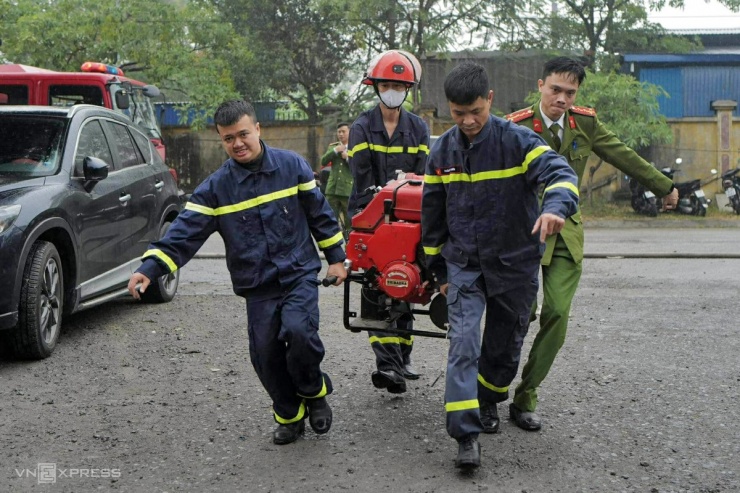 Hỏa hoạn nghiêm trọng tại Khu công nghiệp Hòa Xá, khói đen bao trùm toàn bộ khu vực