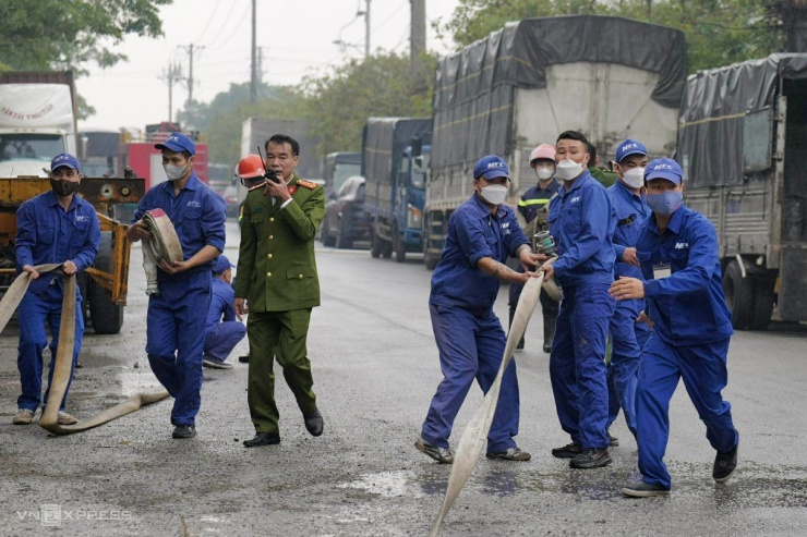 Hỏa hoạn nghiêm trọng tại Khu công nghiệp Hòa Xá, khói đen bao trùm toàn bộ khu vực