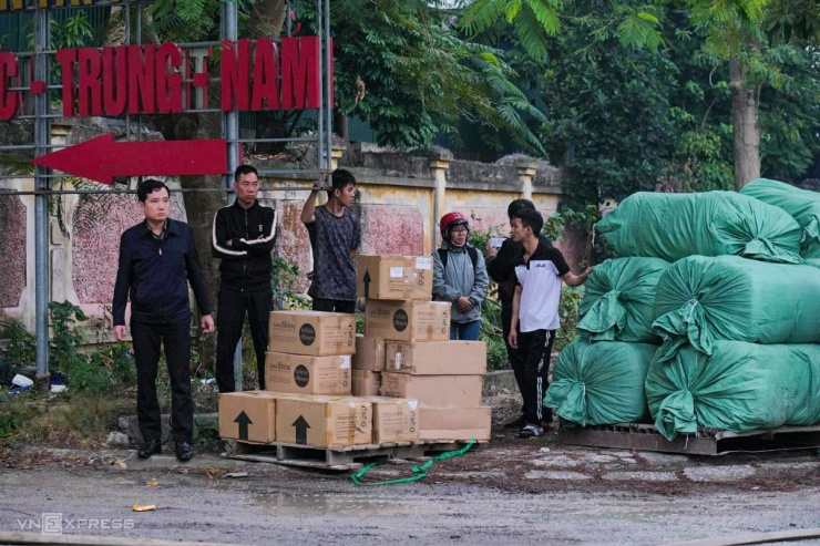 Hỏa hoạn nghiêm trọng tại Khu công nghiệp Hòa Xá, khói đen bao trùm toàn bộ khu vực