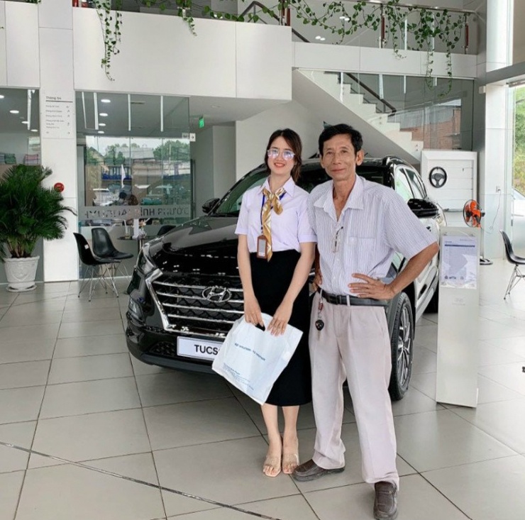 Bức ảnh kỷ niệm lần đầu Nhung gặp bố chồng tại showroom ô tô&nbsp;