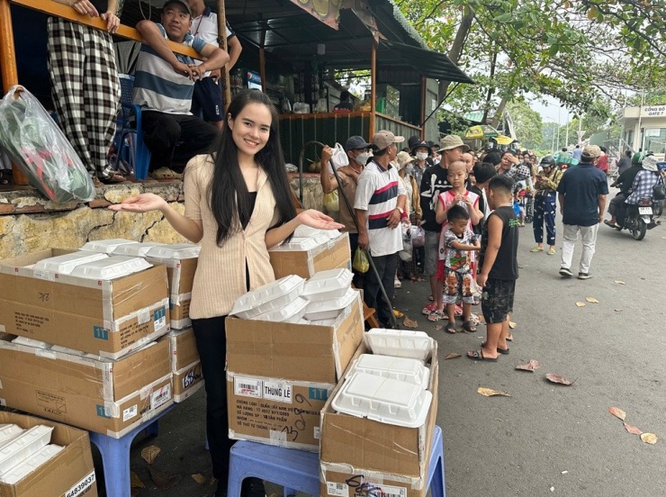 Trước thềm chung kết ngày 28/12, Phương Dung vẫn miệt mài với các hoạt động thiện nguyện như nấu ăn tại bếp Rau ơi, phát cơm cho bệnh nhân ung thư, giảng dạy tại lớp học tình thương Ngọc Việt. Cô cũng vinh dự được mời làm diễn giả tại hội thảo "Words that win" của Đại học Kinh tế - Tài chính UEF.&nbsp;