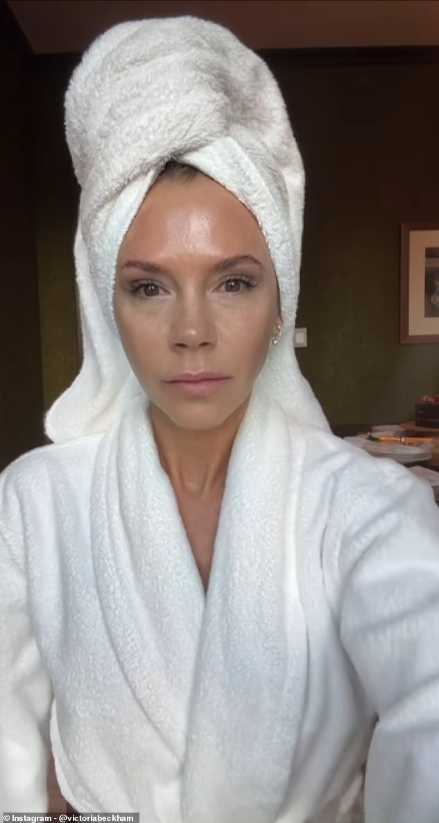 Victoria Beckham khoe làn da chưa son phấn.