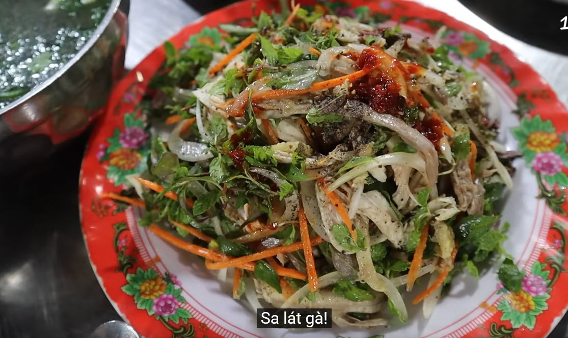 Và rất ấn tượng với hương vị của salad gà.