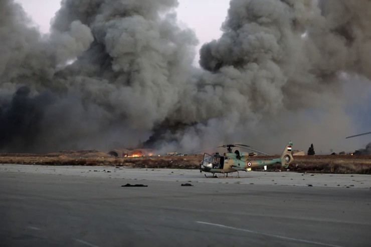 Cảnh tượng sau khi Israel tập kích căn cứ không quân Mezzeh&nbsp;ở phía tây nam Damascus. Ảnh: Haj Suleiman/Getty Images.