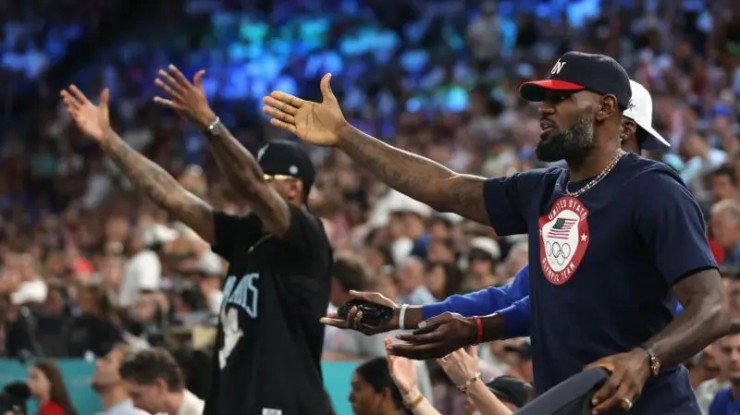 LeBron James hết mình cổ vũ cho các đồng nghiệp nữ