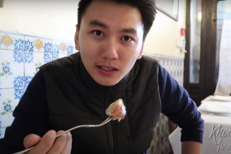 YouTuber gợi ý nên gọi món đùi heo sữa quay - món ăn nổi tiếng của nhà hàng, ăn cùng với salad để tránh bị ngán