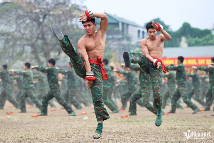 Đặc công tôi luyện những &#39;ngón đòn, tuyệt kỹ&#39; phô diễn ở triển lãm quốc phòng - 7