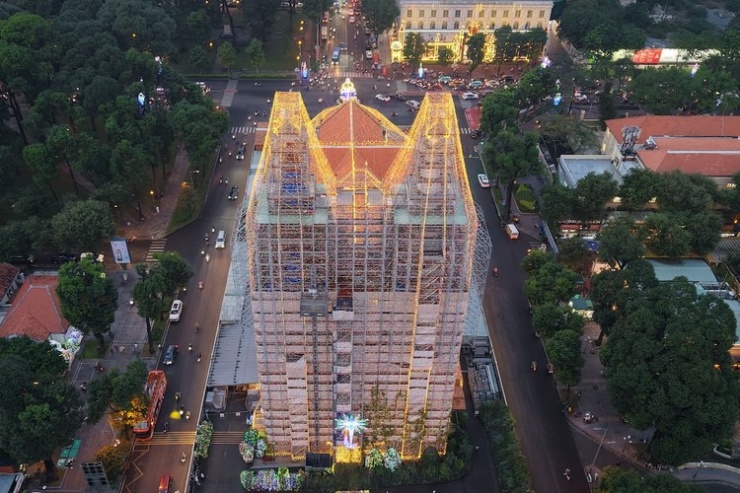 Hai Thánh giá Mạ Vàng Sẽ Thay Thế Biểu Tượng Cũ Trên Nhà Thờ Đức Bà Sài Gòn