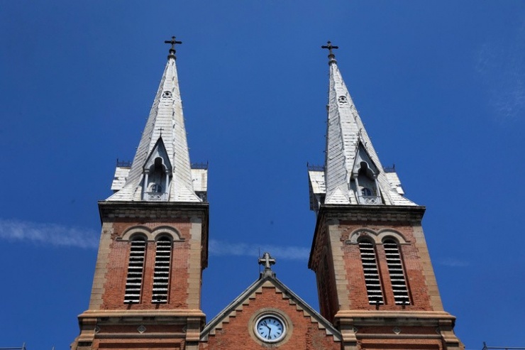 Hai Thánh giá Mạ Vàng Sẽ Thay Thế Biểu Tượng Cũ Trên Nhà Thờ Đức Bà Sài Gòn