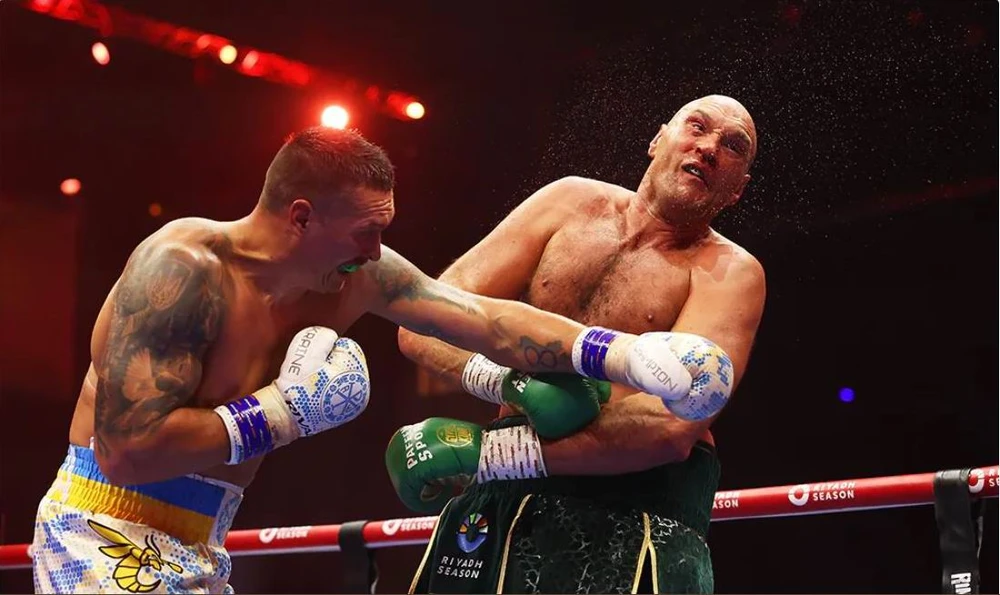 Lần trước, ngày 19-5, Usyk (trái) đánh bại Tyson Fury bằng điểm số. Ảnh:Getty