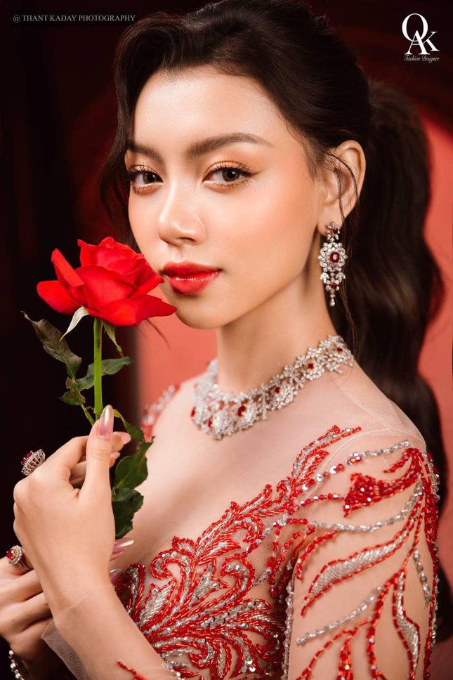 Thae Su Nyein còn gỡ cả danh hiệu Miss Grand Myanmar 2024.