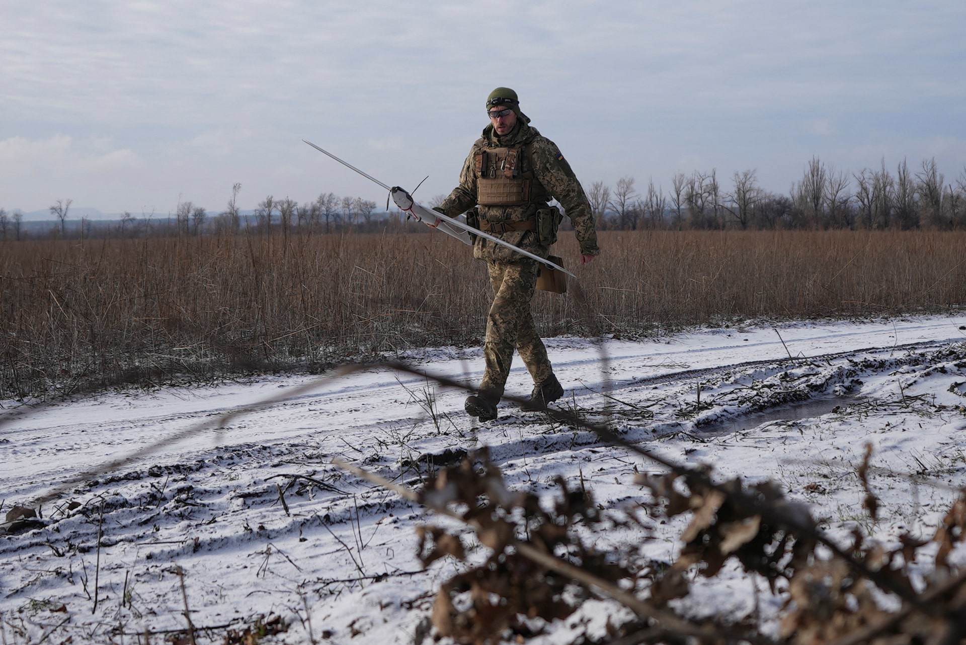 Binh sĩ Ukraine vận hành UAV trinh sát&nbsp;trong xung đột với Nga. Ảnh: Reuters.