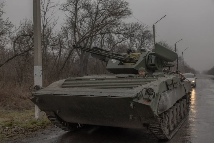 Xe bọc thép BMP-1 của Ukraine xuất hiện trên đường phố Pokrovsk. Ảnh: AFP.