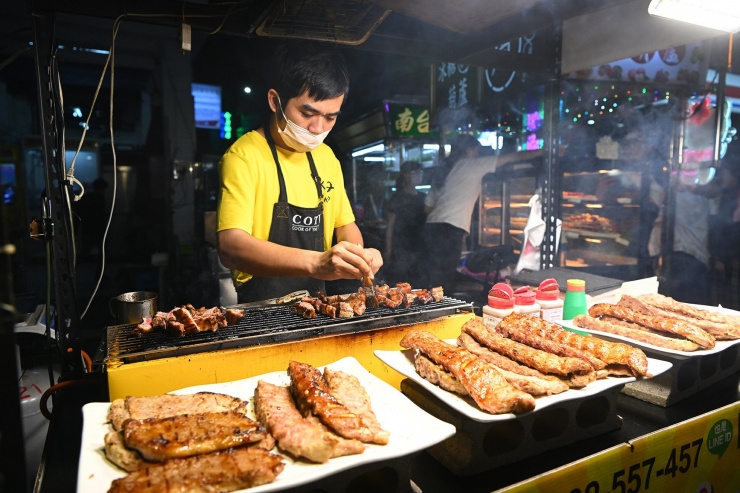 Tại đây có hàng trăm gian hàng, ngoài đồ ăn là đặc sản địa phương và các nước.