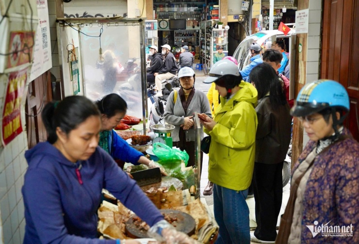 Thực khách xếp hàng chờ mua thịt quay. Ảnh: Kim Ngân