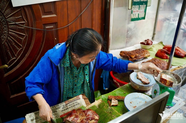 Quán khá nhỏ nên chỉ phục vụ bán mang về. Ảnh: Kim Ngân