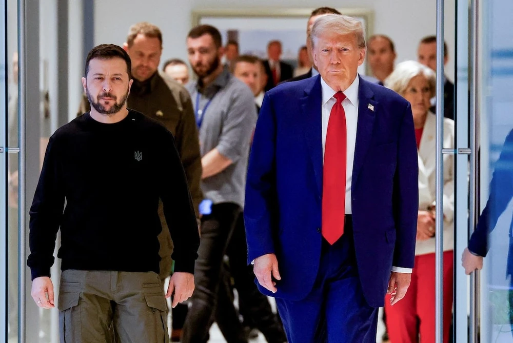 Tổng thống đắc cử Mỹ Donald Trump (trái) và Tổng thống Ukraine - ông Volodymyr Zelensky. Ông Trump khẳng định vẫn sẽ duy trì viện trợ cho Ukraine. Ảnh: REUTERS