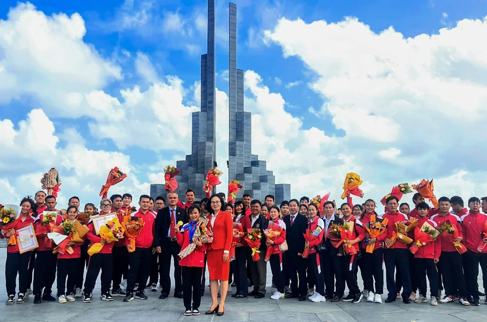 Từ khi đưa vào sử dụng, tháp Nghinh Phong trở thành điểm đến yêu thích của du khách trong và ngoài nước vì vẻ đẹp độc đáo. Mỗi lần đến Phú Yên, ngoài gành Đá Đĩa, tháp Nhạn, đầm Ô Loan, tôi không thể bỏ qua tháp Nghinh Phong vì nó mang vẻ đẹp lạ, độc đáo mà không nơi nào có- chị Đỗ Quyên, ngụ TP Hà Nội, chia sẻ.