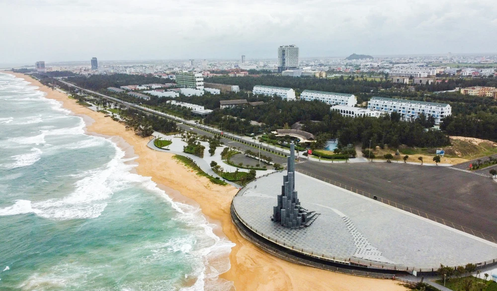 Tháng 11-2023, tháp Nghinh Phong là công trình duy nhất của Việt Nam đạt giải Cảnh quan châu Á năm 2023, tổ chức tại TP Busan, Hàn Quốc. Đến nay, công trình trở thành biểu tượng mới của xứ hoa vàng trên cỏ xanh.