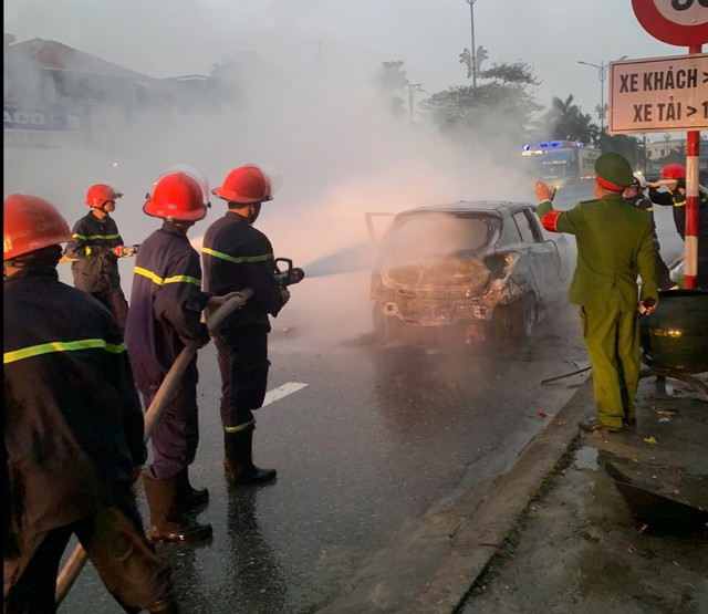 Bi kịch kép tại Quảng Trị: Hai chiếc ô tô bốc cháy dữ dội, gây thiệt hại nặng nề