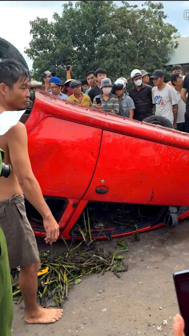 Lực lượng chức năng trục vớt chiếc ô tô 4 chỗ, đưa thi thể nạn nhân lên bờ