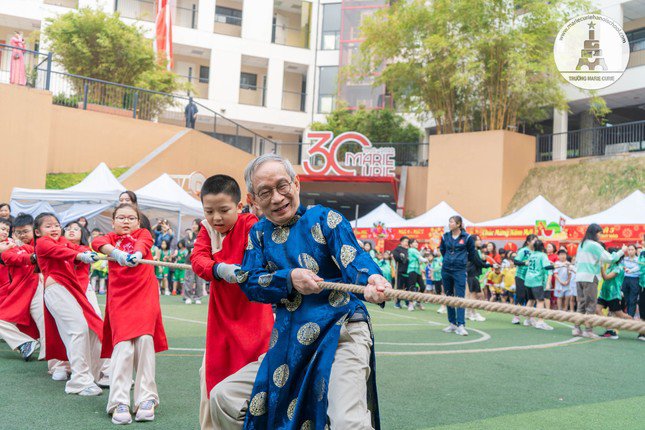 Ông Nguyễn Xuân Khang kéo co cùng học sinh trong lễ hội bánh chưng dịp Tết.