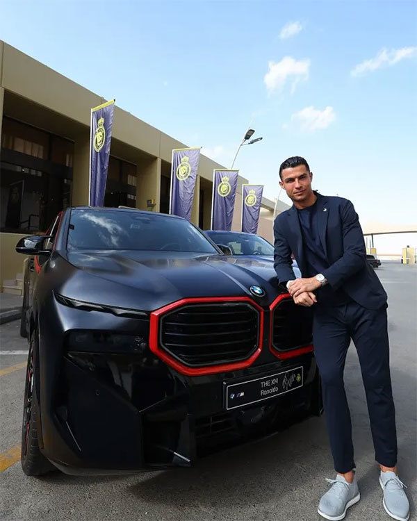 C. Ronaldo bên chiếc BMW mới được tặng. Ảnh: Instagram Al Nassr