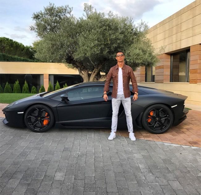 Tiền đạo kỳ cựu và siêu xe Lamborghini Aventador. Ảnh: Instagram Cristiano Ronaldo