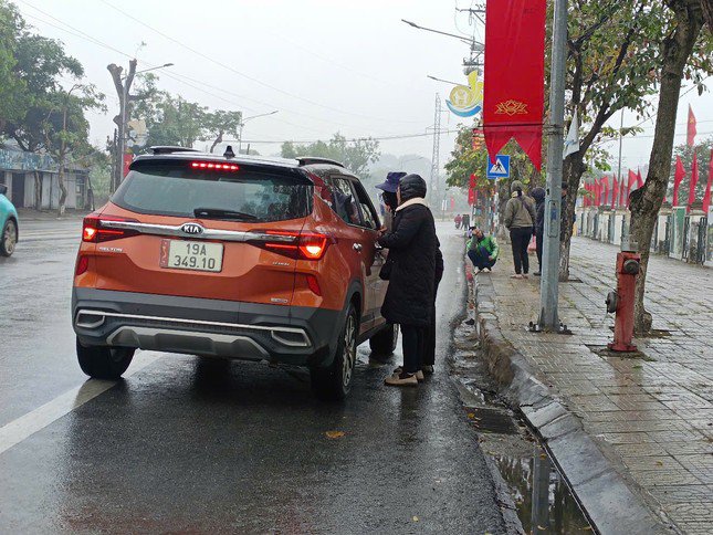 Giá vé chợ đen tăng cao gấp 3 khi nhu cầu vào sân cổ vũ tuyển Việt Nam tăng mạnh