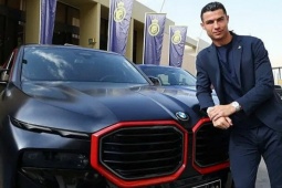 C. Ronaldo được tặng xe sang