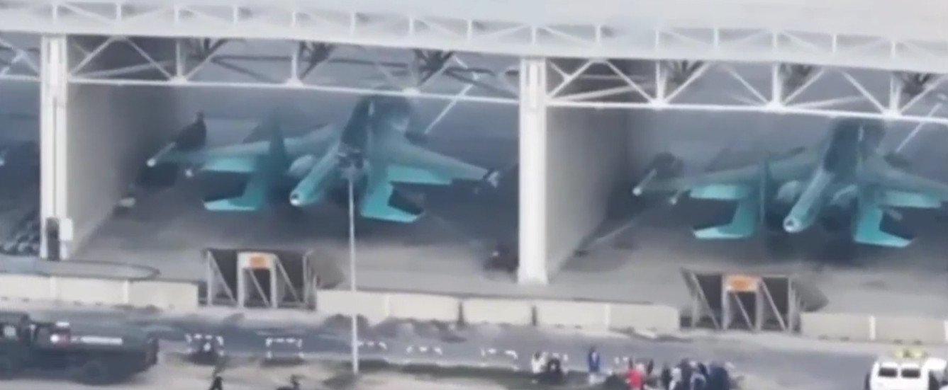 Tiêm kích bom Su-34 được quân đội Nga cất giữ ở nhà chứa máy bay có mái che tại căn cứ không quân Khmeimim, tỉnh Latakia, Syria. Ảnh chụp từ video.