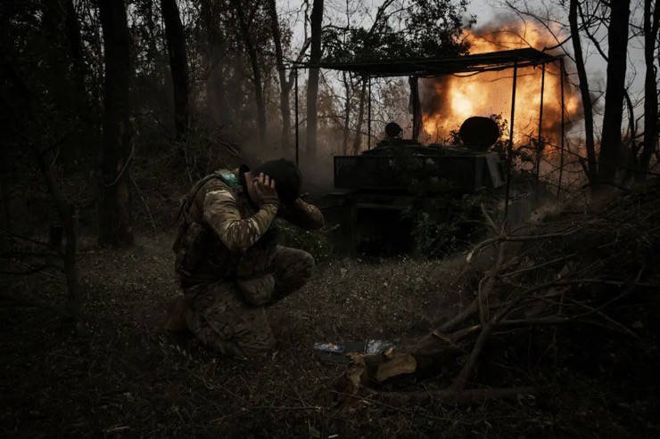 Một đơn vị pháo binh Ukraine khai hỏa trong giao tranh với Nga ở mặt trận Pokrovsk. Ảnh: New York Times.