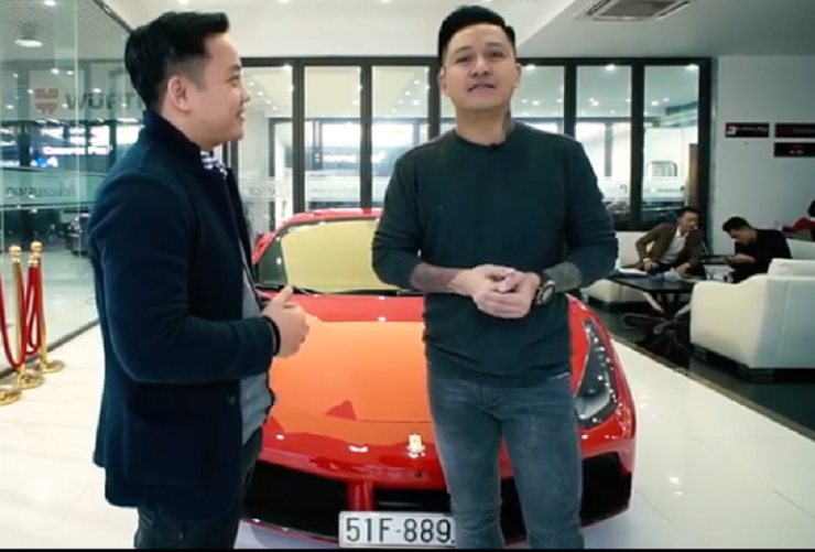 Tuấn Hưng và chiếc siêu xe Ferrari 488 GTB.