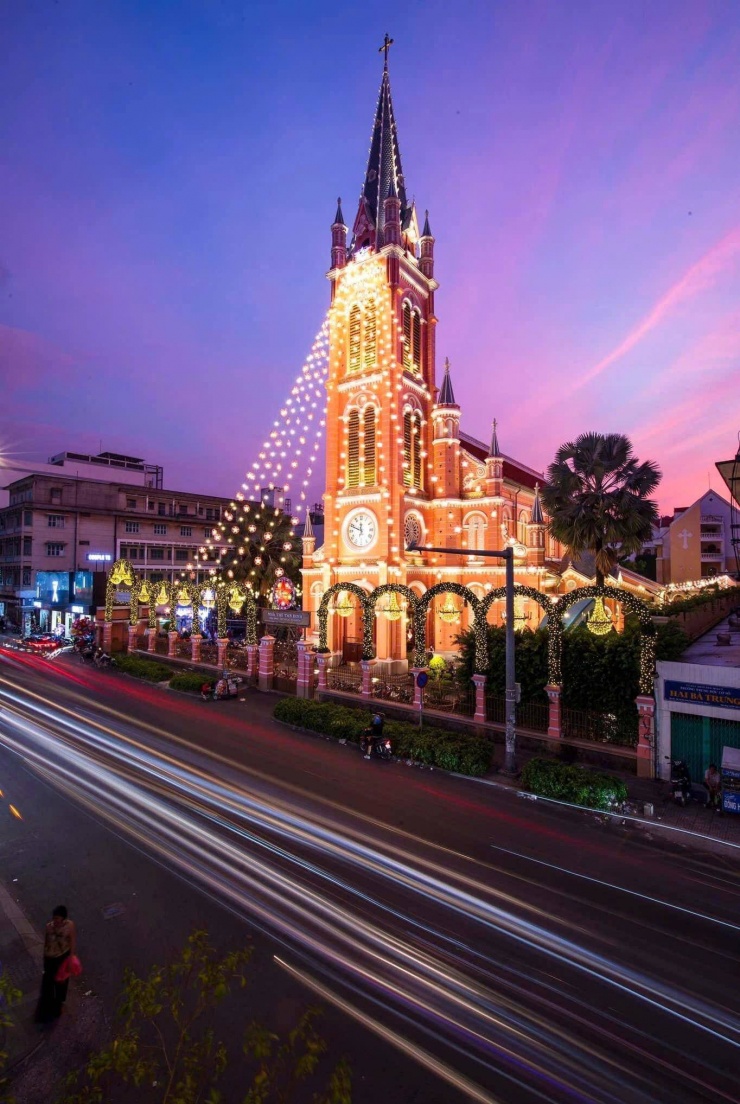 Nhà thờ Tân Định hay còn gọi là Nhà thờ Thánh Tâm Chúa Giêsu - Tân Định tọa lạc trên đường Hai Bà Trưng (quận 3, TPHCM). Năm 2023, nhà thờ này lọt vào danh sách 8 điểm đến thỏa lòng cho những tín đồ yêu màu hồng, thích vi vu trên khắp thế giới do tờ Hindustan Times (Ấn Độ) bình chọn.