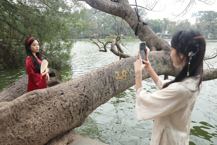 Hồ Gươm, trước tòa soạn Báo Hà Nội mới từ lâu cũng đã trở thành địa điểm thu hút nhiều bạn trẻ đến chụp hình. Ảnh: Hoàng Ngọc