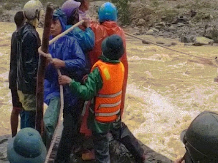 Bốn người dân Quảng Nam mắc kẹt giữa sông lũ được giải cứu
