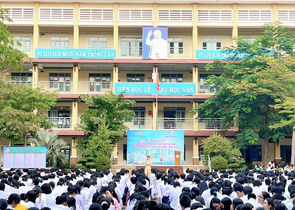 Chấp hành pháp luật về trật tự, an toàn giao thông đường bộ là một trong những tiêu chí đánh giá, xếp loại hạnh kiểm đối với học sinh. Ảnh: NN