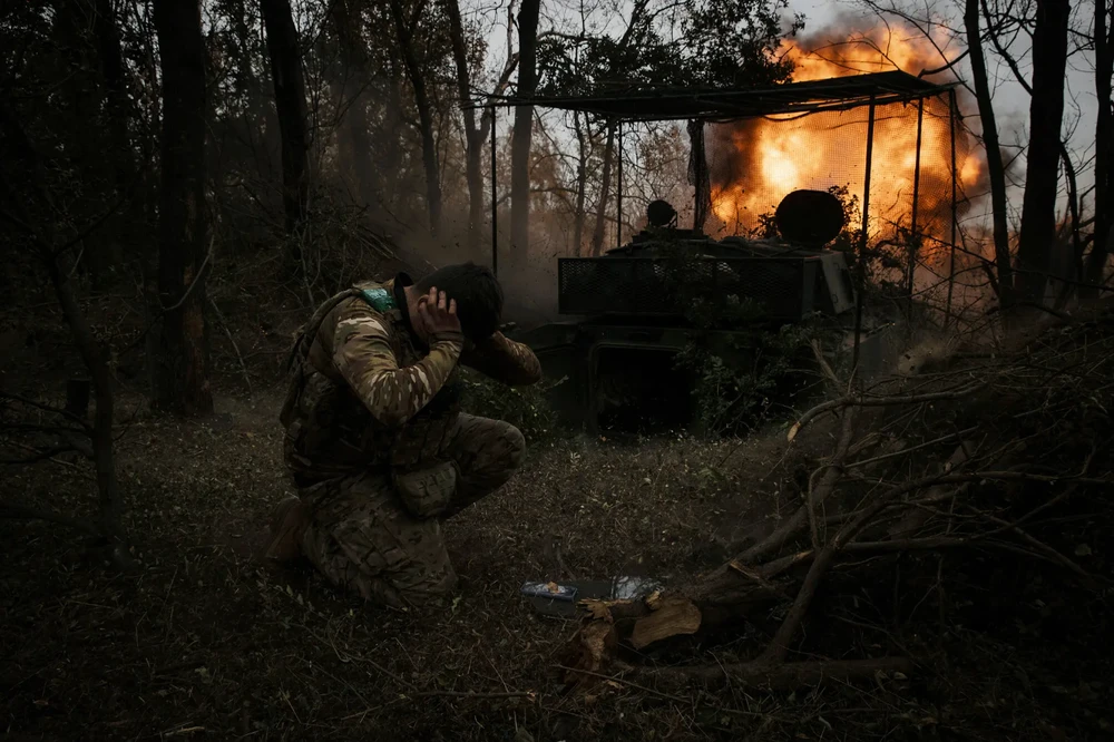 Lính Ukraine chiến đấu ở TP Pokrovsk (tỉnh Donetsk) hồi tháng trước. Ảnh: THE NEW YORK TIMES