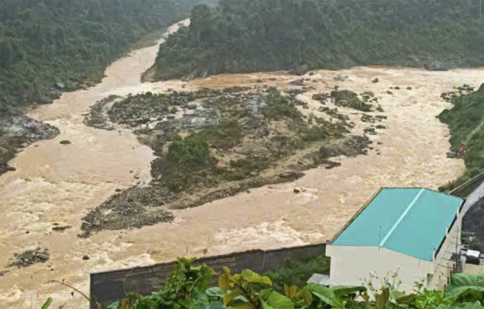 Bốn người dân Quảng Nam mắc kẹt giữa sông lũ được giải cứu