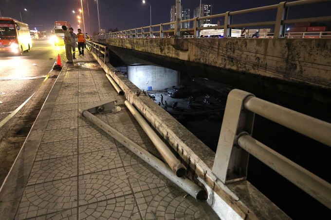 Nữ tài xế tử vong sau khi ô tô gãy lan can cầu Đồng Nai, lao xuống sông