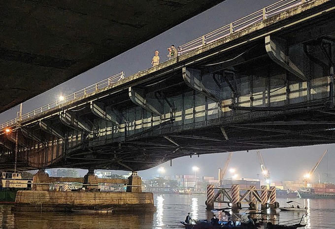 Nữ tài xế tử vong sau khi ô tô gãy lan can cầu Đồng Nai, lao xuống sông