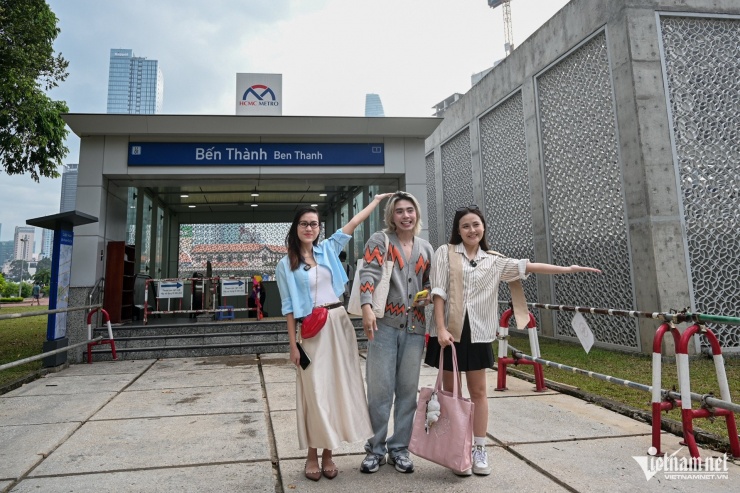 Metro Bến Thành - Suối Tiên rầm rập chạy thử, thiếu nữ hào hứng check-in - 2