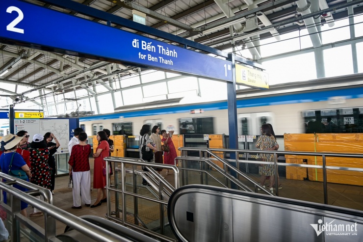 Metro Bến Thành - Suối Tiên rầm rập chạy thử, thiếu nữ hào hứng check-in - 11