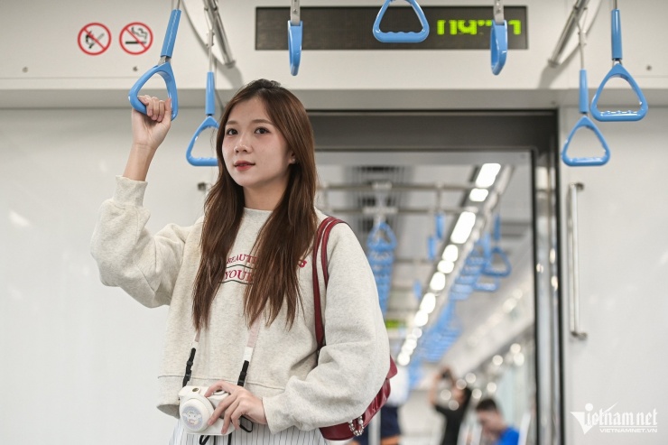 Metro Bến Thành - Suối Tiên rầm rập chạy thử, thiếu nữ hào hứng check-in - 7