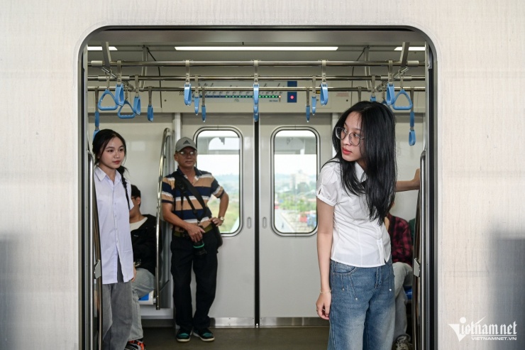 Metro Bến Thành - Suối Tiên rầm rập chạy thử, thiếu nữ hào hứng check-in - 10