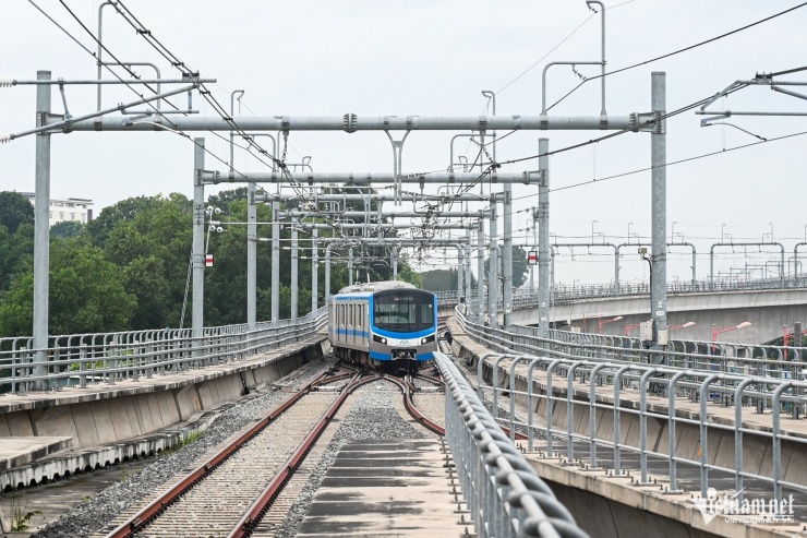 Metro Bến Thành - Suối Tiên rầm rập chạy thử, thiếu nữ hào hứng check-in - 15