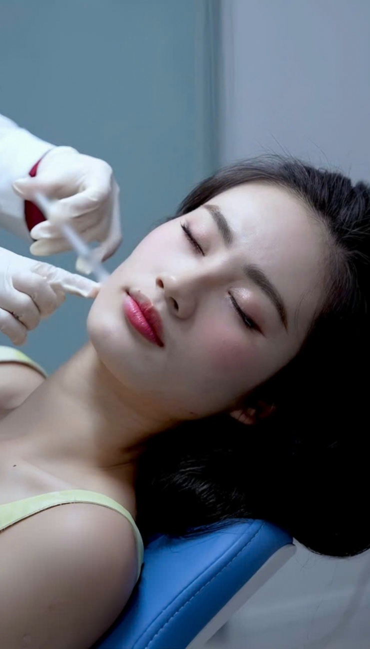 Mới đây, để tiếp tục hoàn thiện khuôn mặt, Hoa hậu Ý Nhi thực hiện quy trình tiêm botox nhằm mục đích thu gọn góc hàm, do phần này trên khuôn mặt nàng hậu hơi to. Người đẹp chia sẻ muốn nét mặt trông gọn và dịu dàng hơn, dễ dàng hơn trong việc trang điểm cũng như mix đồ.