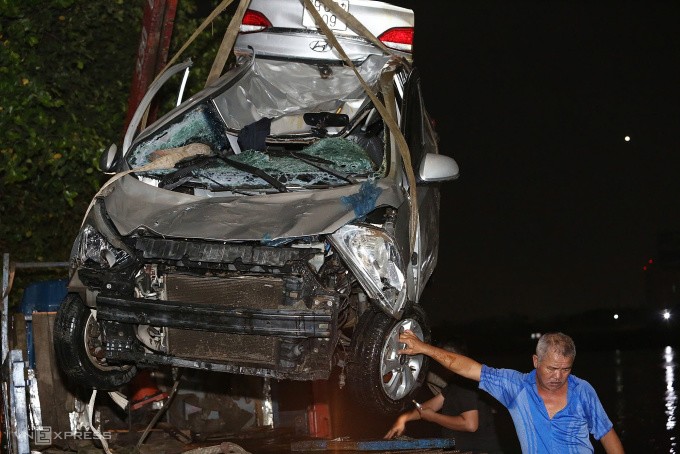 Nữ tài xế tử vong sau khi ô tô gãy lan can cầu Đồng Nai, lao xuống sông